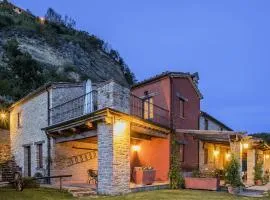 Country House in Monte San Martino with Pool