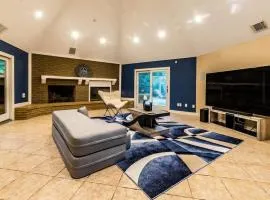 Huge 6 Bedroom with Pool, Spa, 85 Inch TV, Game Room