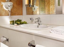 Holiday Inn Athens Attica Av, Airport W. by IHG, hotel em Atenas