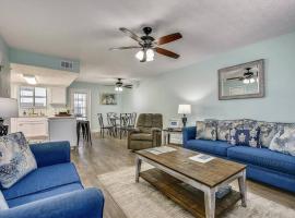 Cozy 2BR 1,5BA Condo at Gulf Highlands - 5 Min Walk to Beach! With 11 Pools!, hotel cerca de Golf Course at Edgewater, Panama City Beach