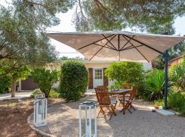 Haus mit Garten über der Bucht von Cannes โรงแรมใกล้ Villa Domergue ในวาลูริส