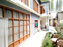 Julay Guest House, hostal o pensión en Leh