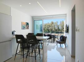 Phaedrus Living - Seaside Executive Flat Harbour 203, hotel en Paphos