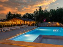 Domki letniskowe i pokoje Savana nad morzem, hotel in Jarosławiec