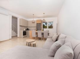 Elegant Villa - Private Pool, Heated Jacuzzi & Sea Breeze in Chanioti, Chalkidiki, beach hotel in Hanioti