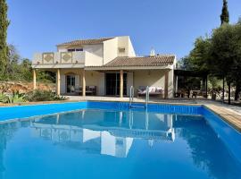 Casa Colinas Roxas by Portucasa, villa in Quelfes