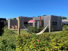 WAD NOU Terschelling heerlijk duurzaam chalet!, hotel in Midsland