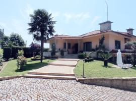 Casa Além Rio - quartos para 6 hóspedes em Santo Tirso, orlofshús/-íbúð í Santo Tirso