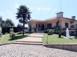 Casa Além Rio - quartos para 6 hóspedes em Santo Tirso, khách sạn ở Santo Tirso