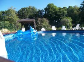 Bonne Chere Family Friendly Gites * Heated Pool * Huge Playbarn, hotel v destinaci Pontivy
