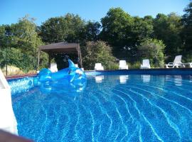 Bonne Chere Family Friendly Gites * Heated Pool * Huge Playbarn, vakantiehuis in Pontivy