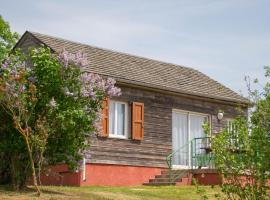 Les Chalets de la Vallee du Bes, villa i Albaret-le-Comtal