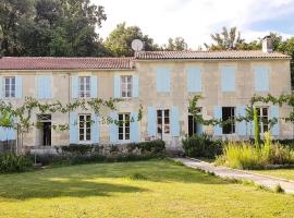 ENTRE PIERRE ET BOIS, hotel in Saint-Savinien