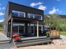 Modern lakehouse with jacuzzi & sauna, near golf and alpine, hotel di Vradal