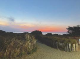 Charmante petite maison dans résidence avec piscine chauffée à 600 m de la plage, Hotel in Belgodère