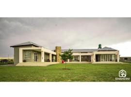 36 Emanzini (Holiday home lake view), glampingplads i Deneysville