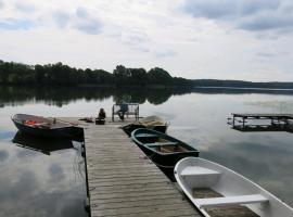 "Blaues Haus am See mit Boot", vacation home in Warin