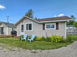 Charming Tiny Cottage with Crooked Lake Access!, cottage in Alanson