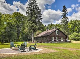 Dog-Friendly Park Falls Cottage with 5 Acres and Lake, hotel sa Park Falls