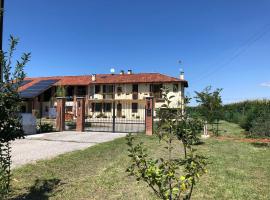 Cascina 'La Giardina', hotel din Fossano