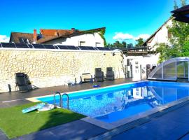 Fafa Home with Pool, hotell med pool i Essen