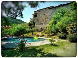 Maison Hélianthy- Gîte 11 personnes en Sud Ardèche, hotel v destinácii Sanilhac