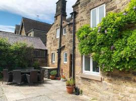 Grade II Listed House near Chatsworth, hotel with parking in Great Rowsley