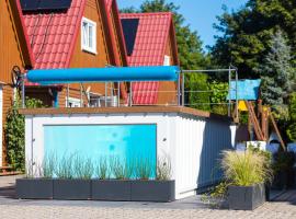 Kompleks Wypoczynkowy Pomerania z podgrzewanym basenem 30 metrów do morza, hotel in Rewal