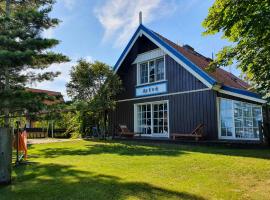 Waterfront Villa Artvė with sauna - self check-in, orlofshús/-íbúð í Pervalka