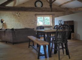 Montalembert में Pays de Joie - Gite-Loft Le Piano, स्विमिंग पूल वाला होटल