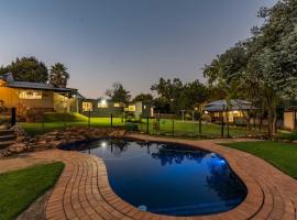 Self-Catered Apartment With Pool, hotel v destinácii Krugersdorp