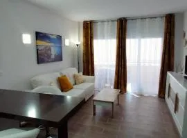 Luminoso y bonito apartamento con piscina en frente del mar