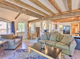 Less Than 1 Mi to Dtwn! Lakefront Manitou Cottage, Hotel in Suttons Bay