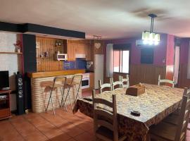 Casa espaciosa con sala de juntas, cottage à Consuegra