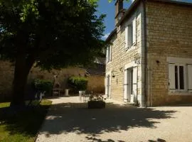 Maison en pierre rénovée avec jardin clos et terrasse, proche sites UNESCO, à Coly-Saint-Amand - FR-1-616-19