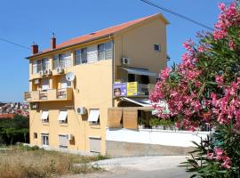 Rooms with a swimming pool Preko, Ugljan - 8180, quarto em acomodação popular em Preko