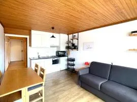 Studio Cabine Rénové avec Balcon - Face Pistes, Commerces & Écoles de Ski - FR-1-502-384