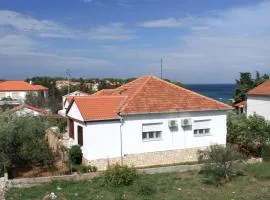Apartments by the sea Ugljan - 8304