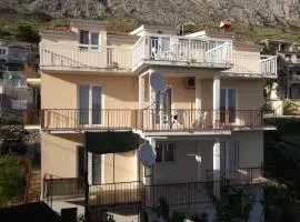 Apartments with parking spaces Stanici, Omis - 10360