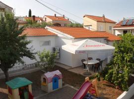 Family friendly seaside apartments Preko, Ugljan - 8232, hotell sihtkohas Poljana