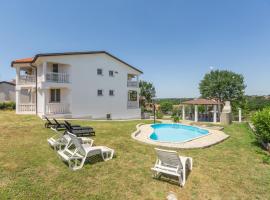 Holiday house with a swimming pool Radmani, Porec - 16440, hotel com estacionamento em Poreč