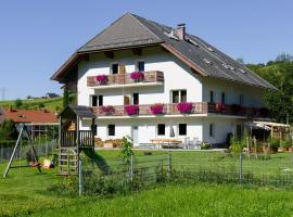 Apartment Haus Sagerer near Attersee and Mondsee, hotelli kohteessa Strass im Attergau