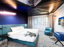 Three Corners Downtown Hotel, &mu;έ&rho;&omicron;&sigmaf; &gamma;&iota;&alpha; &nu;&alpha; &mu;&epsilon;ί&nu;&epsilon;&tau;&epsilon; &sigma;&tau;&eta; &Beta;&omicron;&upsilon;&delta;&alpha;&pi;έ&sigma;&tau;&eta;