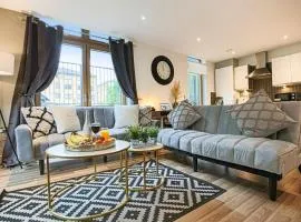 Campbell Park Apartment - City Centre - Free Parking, Balcony, Super-Fast Wifi and Smart TV with Netflix by Yoko Property