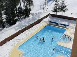 Snowshoe Ski-in & Ski-out at Silvercreek Resort - Family friendly, jacuzzi, hot tub, mountain views, apartman u gradu 'Snowshoe'