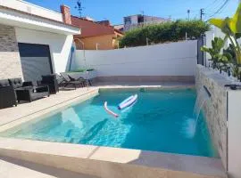 Villamolinos, villa con piscina privada.