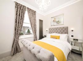 Luxurious 1-bedroom apartment. Indoor Fireplace, hotel di South Norwood