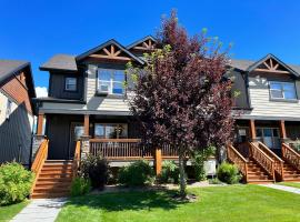 Perfect base Invermere 3bd townhouse mt views with garage, hotel en Invermere