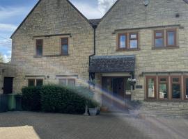 Cotswolds Luxury House in Central Bourton Large Sleeps 2-11. Pet Friendly., luxury hotel in Bourton on the Water