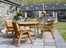 Finest Retreats - Moelis Granary - Luxury Cottage with Hot Tub, hotel in Llandrillo